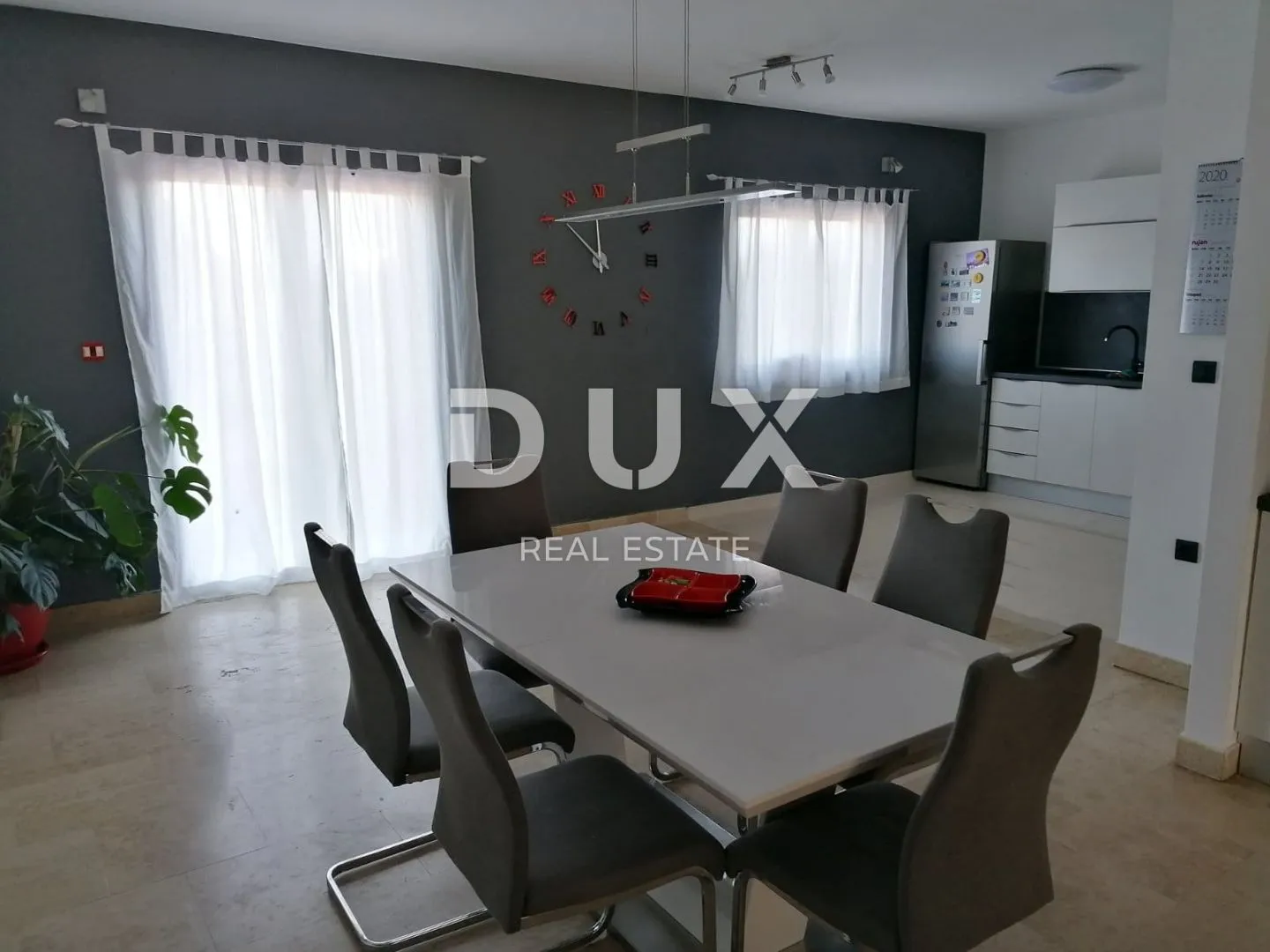 istra, pula - velika obiteljska kuća s 2 apartmana, konobom i garažom - slika 4