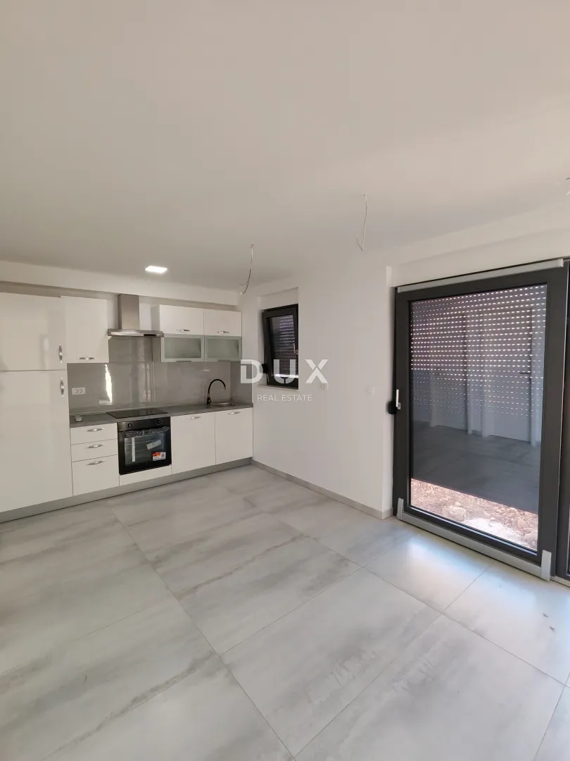 zadar, vrsi - vrhunska dvojna kuća s pogledom na more i okućnicom! b - slika 17