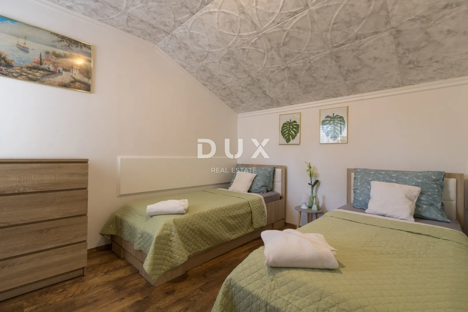 vodice, vila sa 7 apartmana i bazenom - slika 26