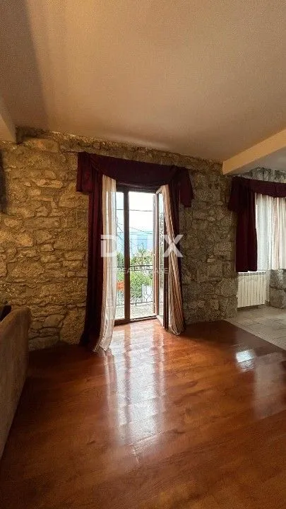 rijeka, srdoči - kuća sa tri stambene jedinice - slika 12