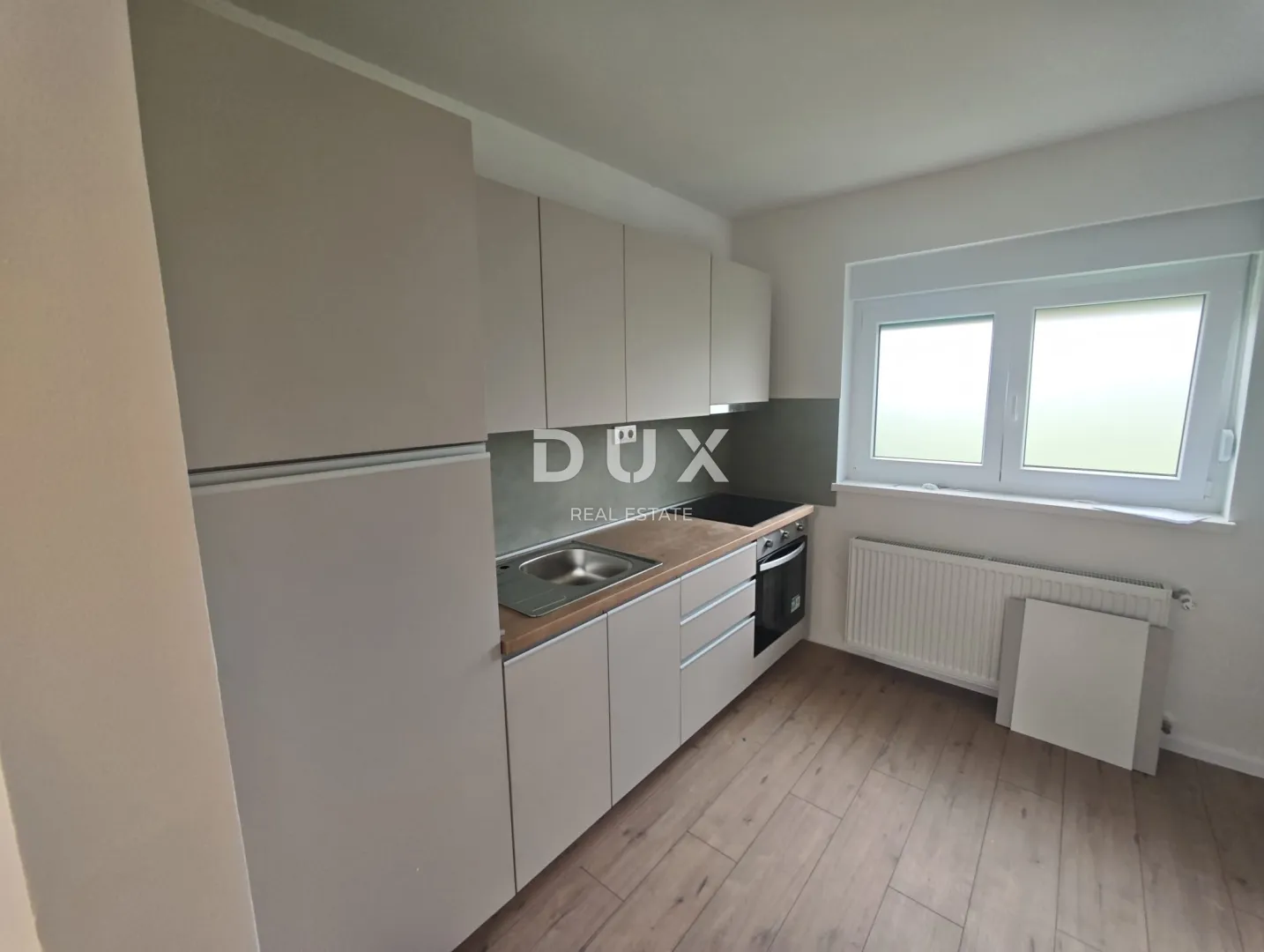 petrinja - komplet renovirana kuća s garažom - slika 8