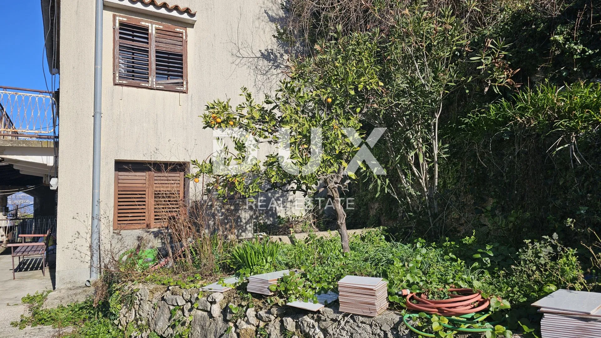 otok krk - kuća s dvorištem i pogledom na more, u jezgri romantičnog vrbnika - slika 8