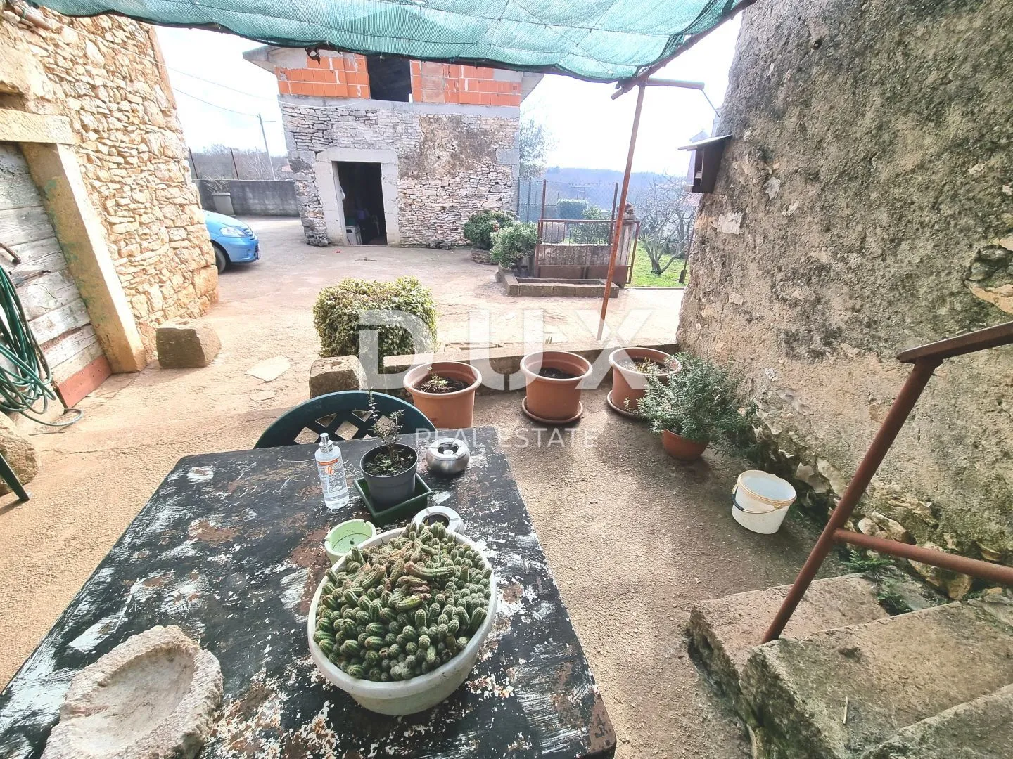 ISTRA, MARČANA Kamene kuće za renovaciju na selu s lijepim dvorištem
