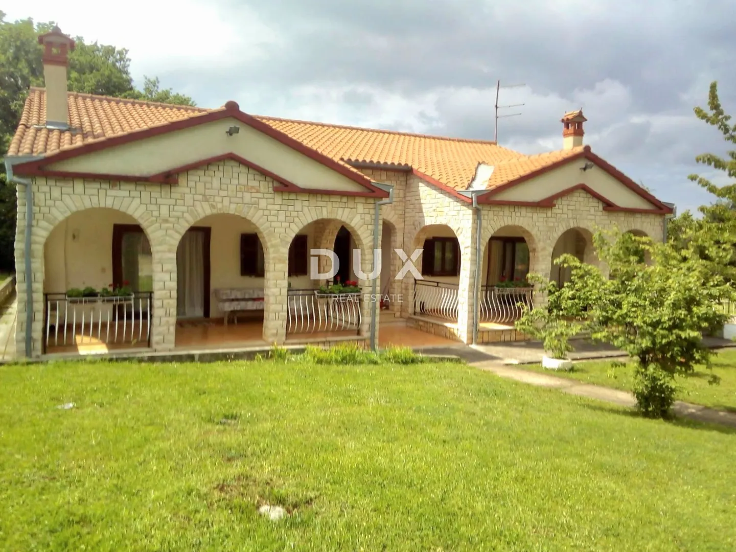 ISTRA, OKOLICA ROVINJA - Privatna oaza prizemne obiteljske kuće s dvije stambene jedinice i velikim dvorištem