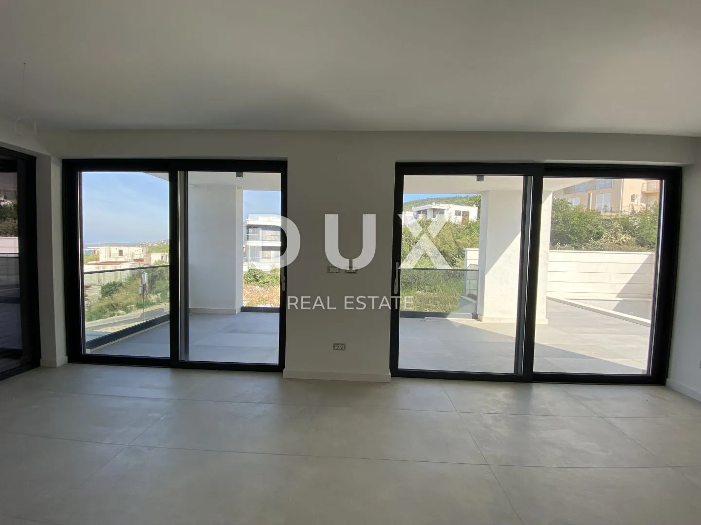 CRIKVENICA - luksuzni, dvoetažni stan 3S+DB u stambenoj vili s vlastitim bazenom