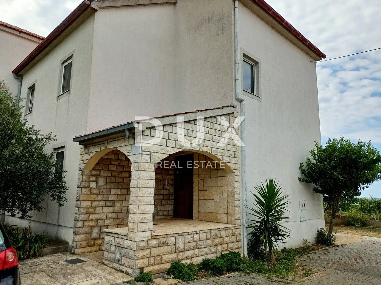 zadar, ploče - prostrana višekatnica s pogledom na more - slika 37