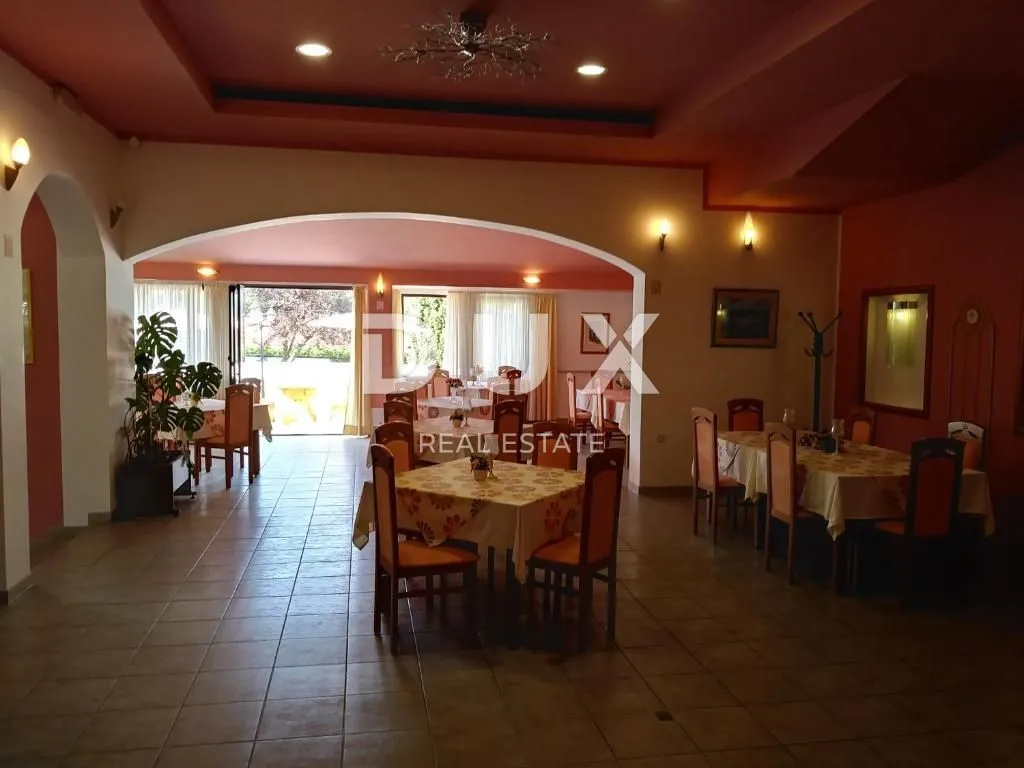 istra,poreč - hotel sa bazenom i prostranom okućnicom! - slika 22