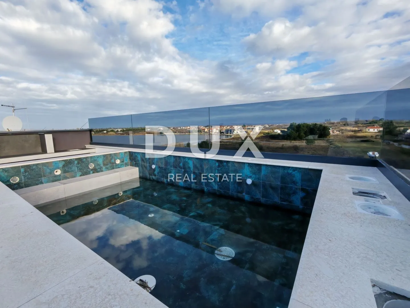ZADAR, PRIVLAKA - Namješten penthouse s grijanim bazenom na krovnoj terasi! S6