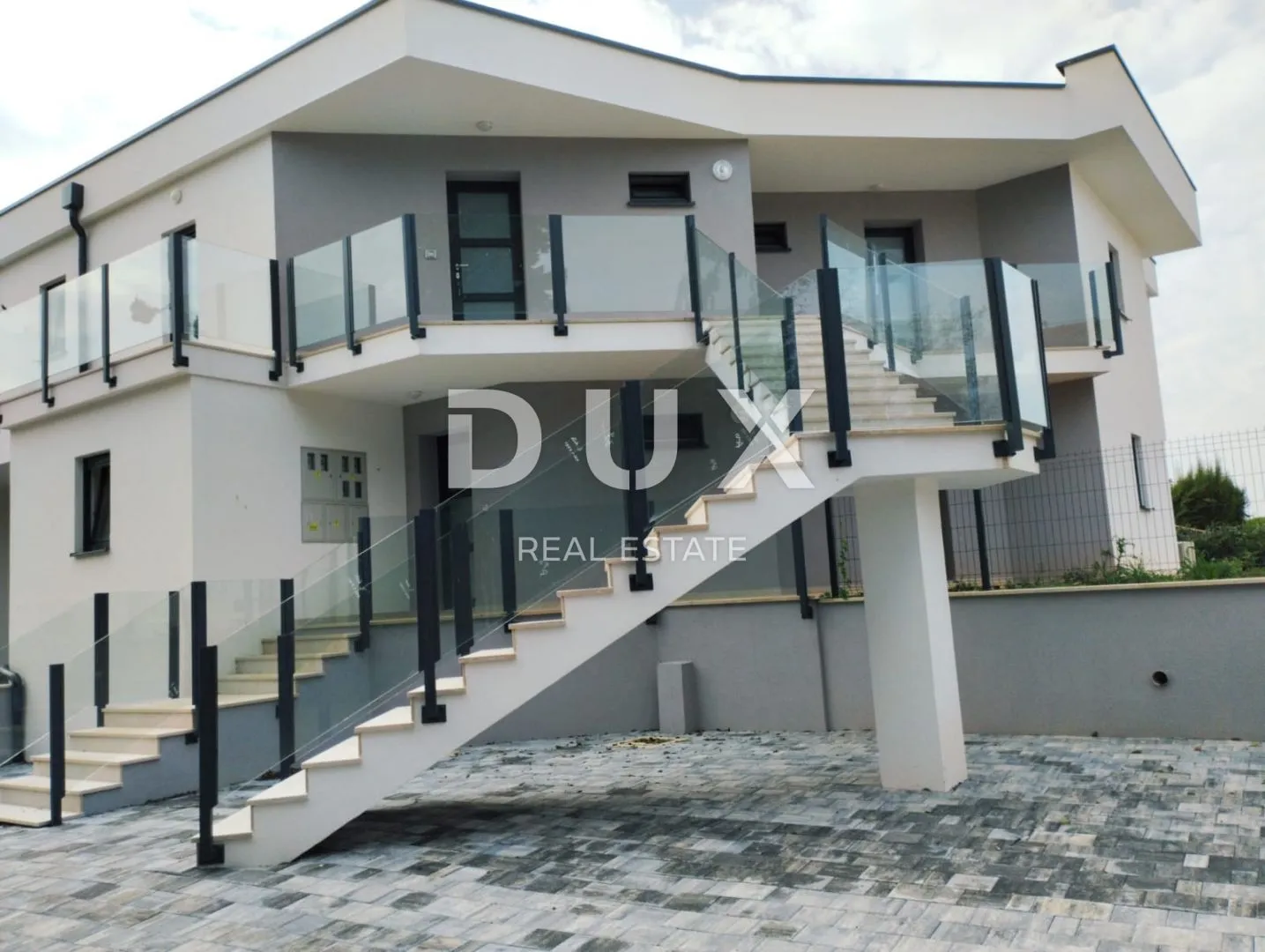 istra, savudrija - stan na prvom katu u zgradi sa garažom 400m od mora - slika 2