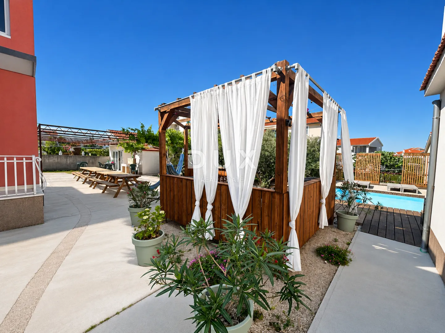 dalmacija, vodice – privatni mini resort s 4 apartmana i bazenom, 300 m od centra - slika 8