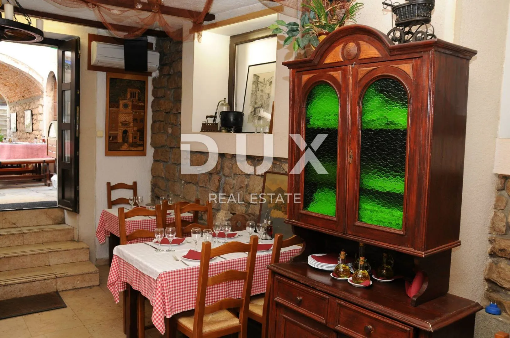 otok cres, grad cres - stara jezgra kuća, restaurant, dvoetažni stan, apartmani - slika 2
