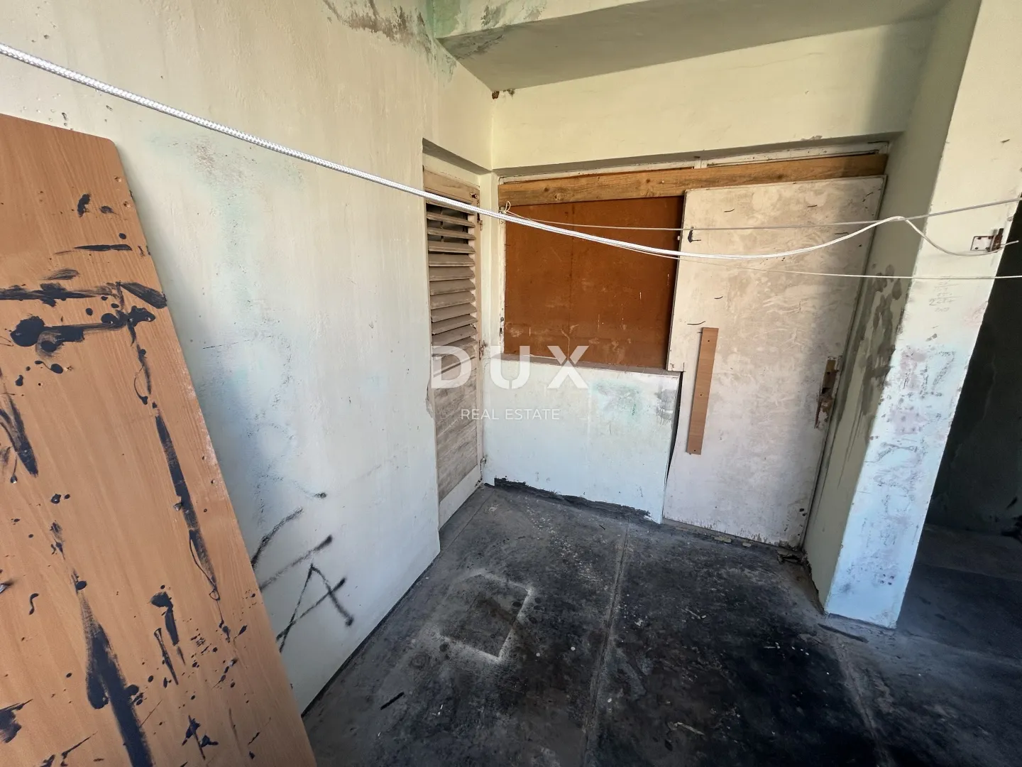 šibenik, pirovac – stan za adaptaciju s velikim potencijalom - slika 2
