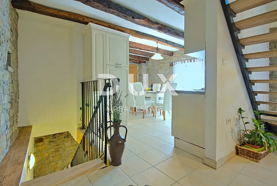istra, oprtalj - dvije istarske autohtone kuće s pogledom na motovun - slika 44
