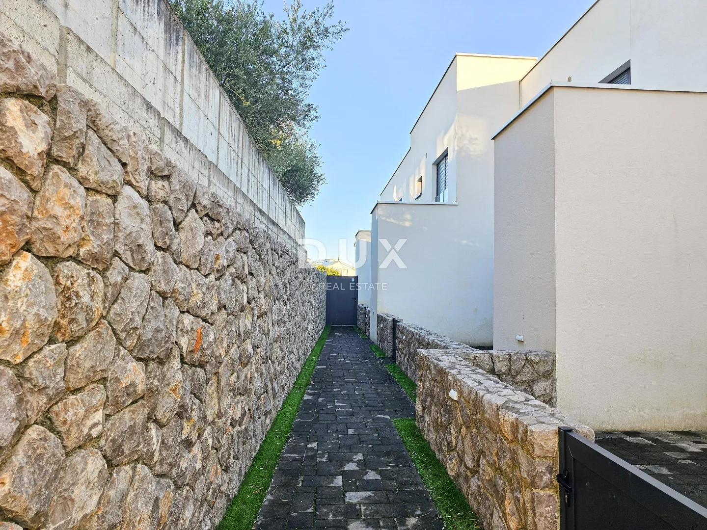 otok krk, grad krk, dvoetažni stan, 112,30 m2, bazen, najam - slika 23