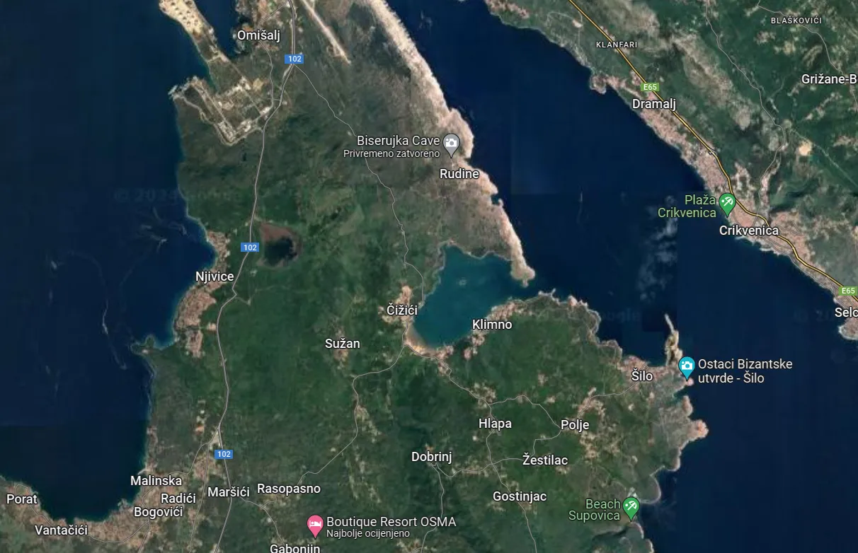 KRK, OMIŠALJ - ZEMLJIŠTE BLIZU MORA 2.439 m2 UZ ASFALTIRANU CESTU!!! PRILIKA!!!