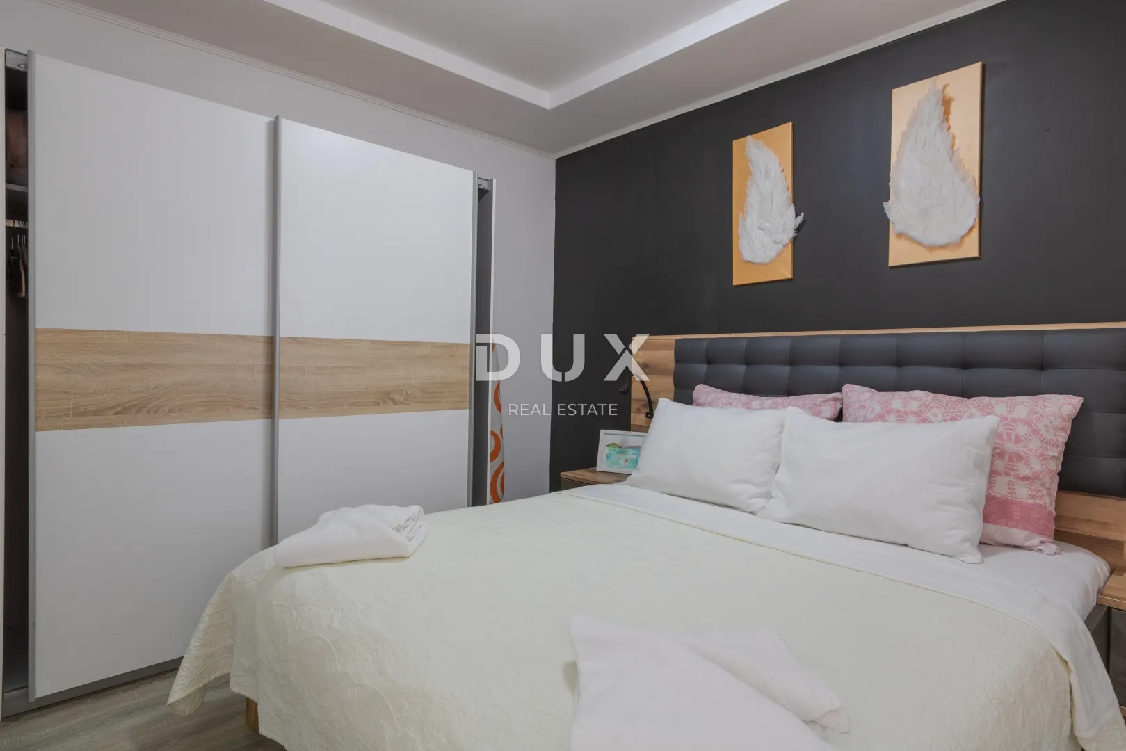 vodice, vila sa 7 apartmana i bazenom - slika 12