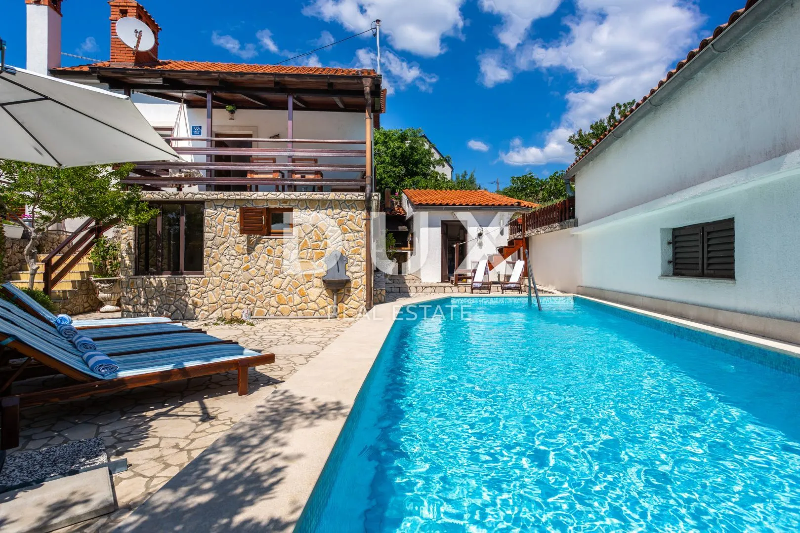 otok krk, vrbnik (okolica) - prilika! kuća s bazenom i jacuzzijem - slika 7