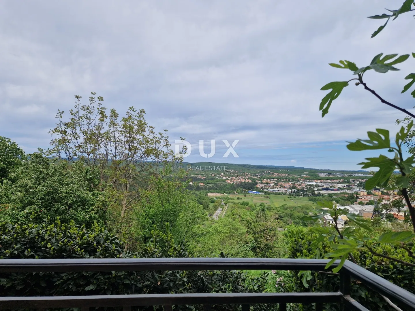 istra, labin – stan, 81 m², terasa, vrt i pogled na grad - slika 31