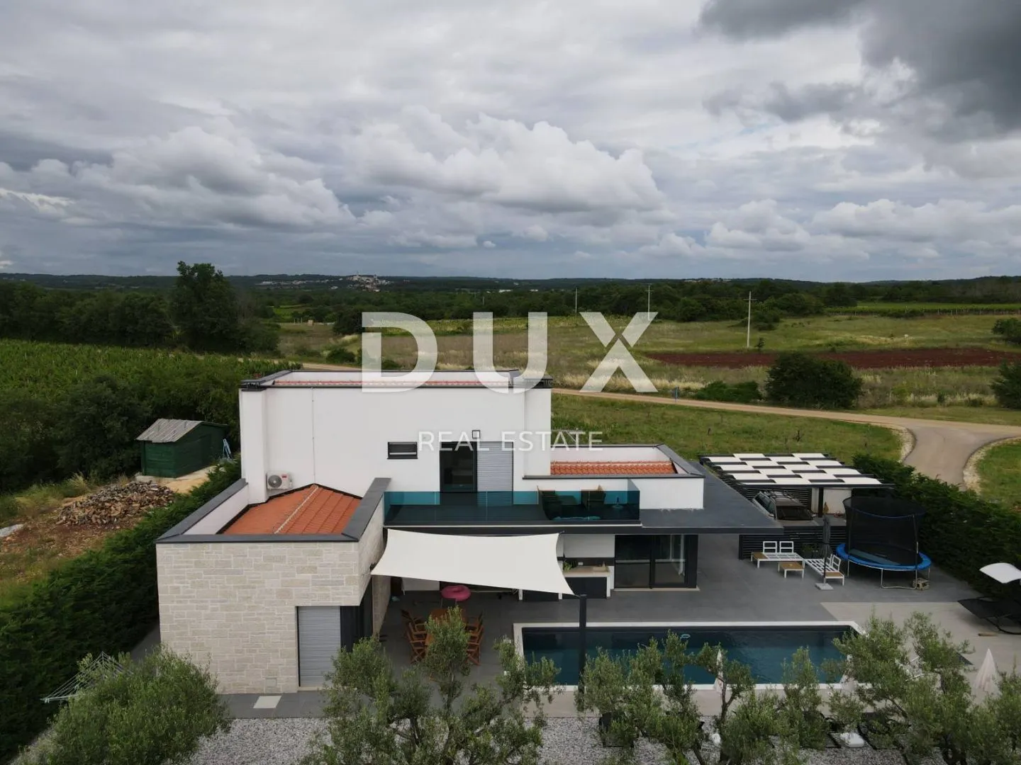 istra, višnjan - moderna vila s bazenom - slika 64