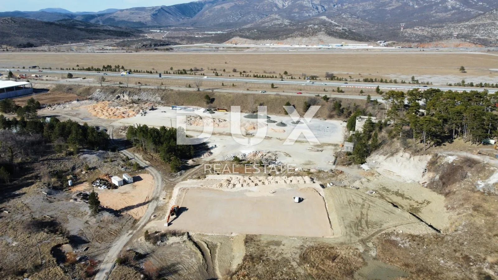 GROBNIK, ČAVLE, SOBOLI- građevinsko zemljište 40000m2 u komercijalnoj zoni za halu- poslovni prostor (namjena: trgovačka, zanatska, industrijska) - Soboli, Čavle