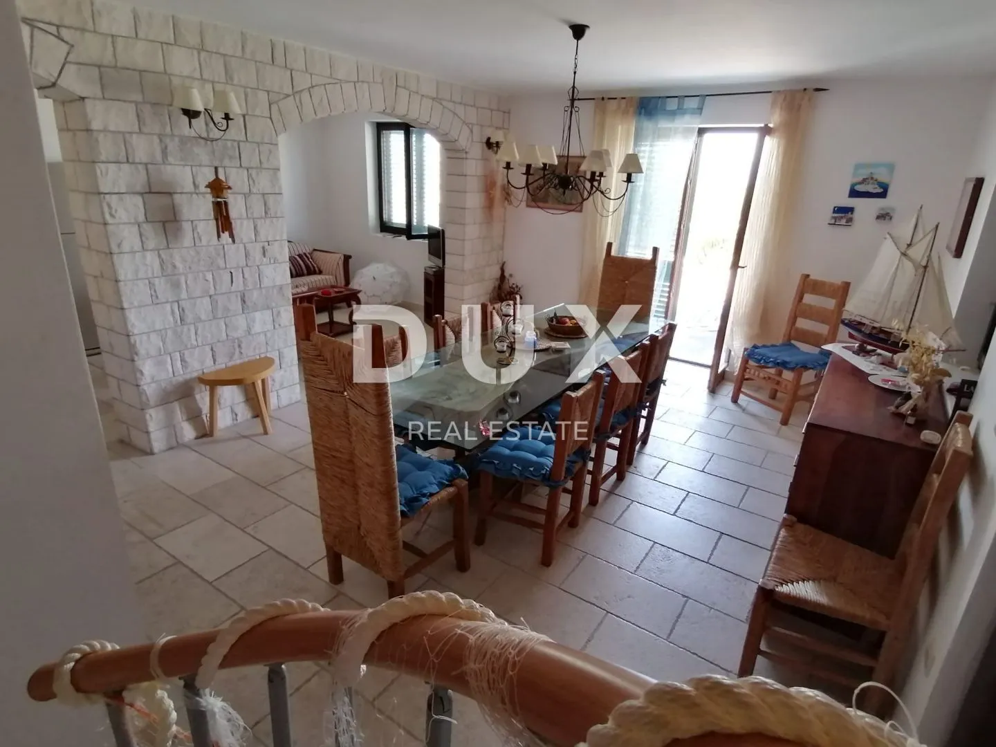 otok šolta - prekrasna kamena kuća s pogledom na more - slika 5