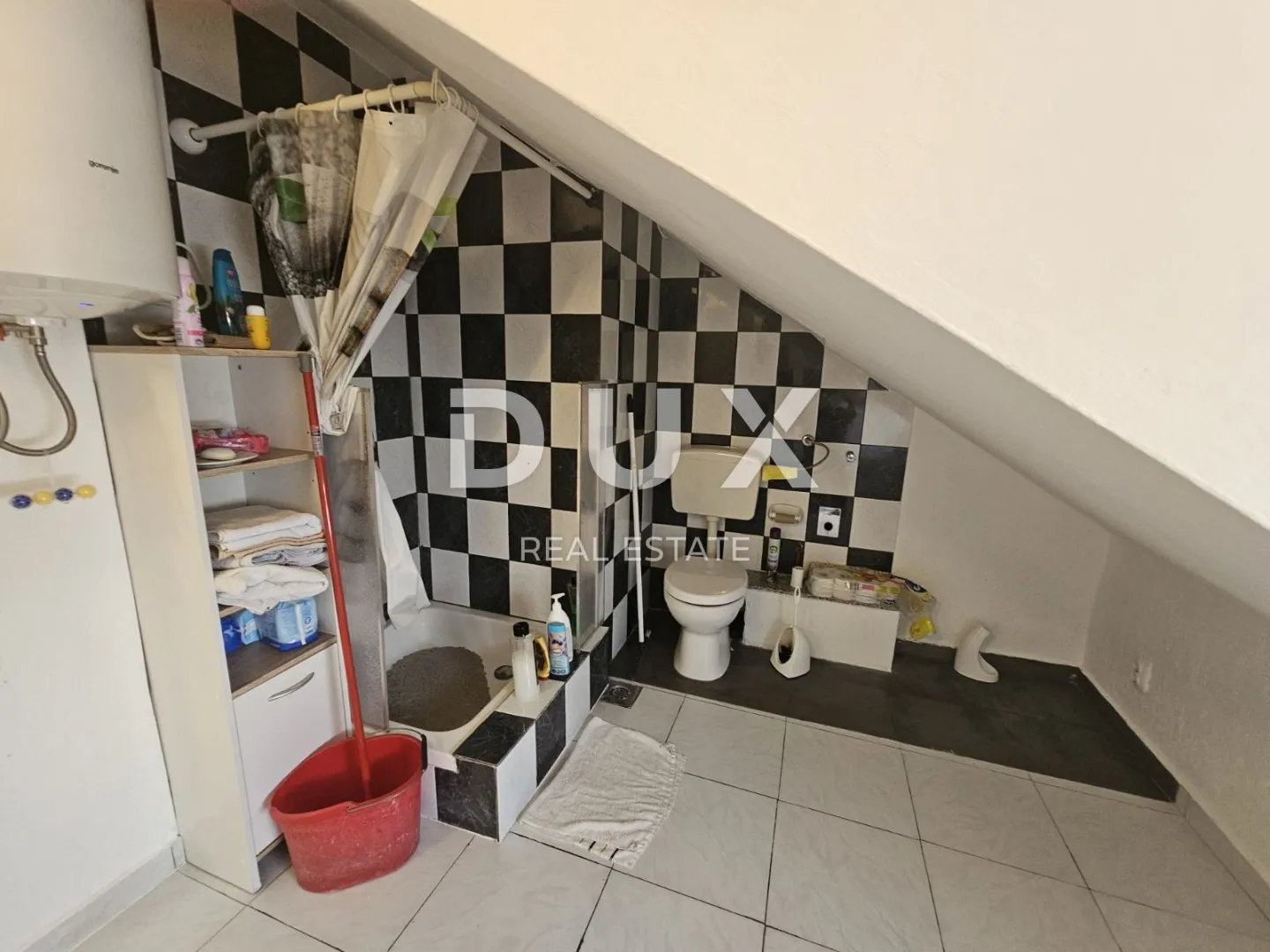 rijeka, škurinje - stan sa dva odvojena apartmana sa čak 5 spavaćih soba - slika 12