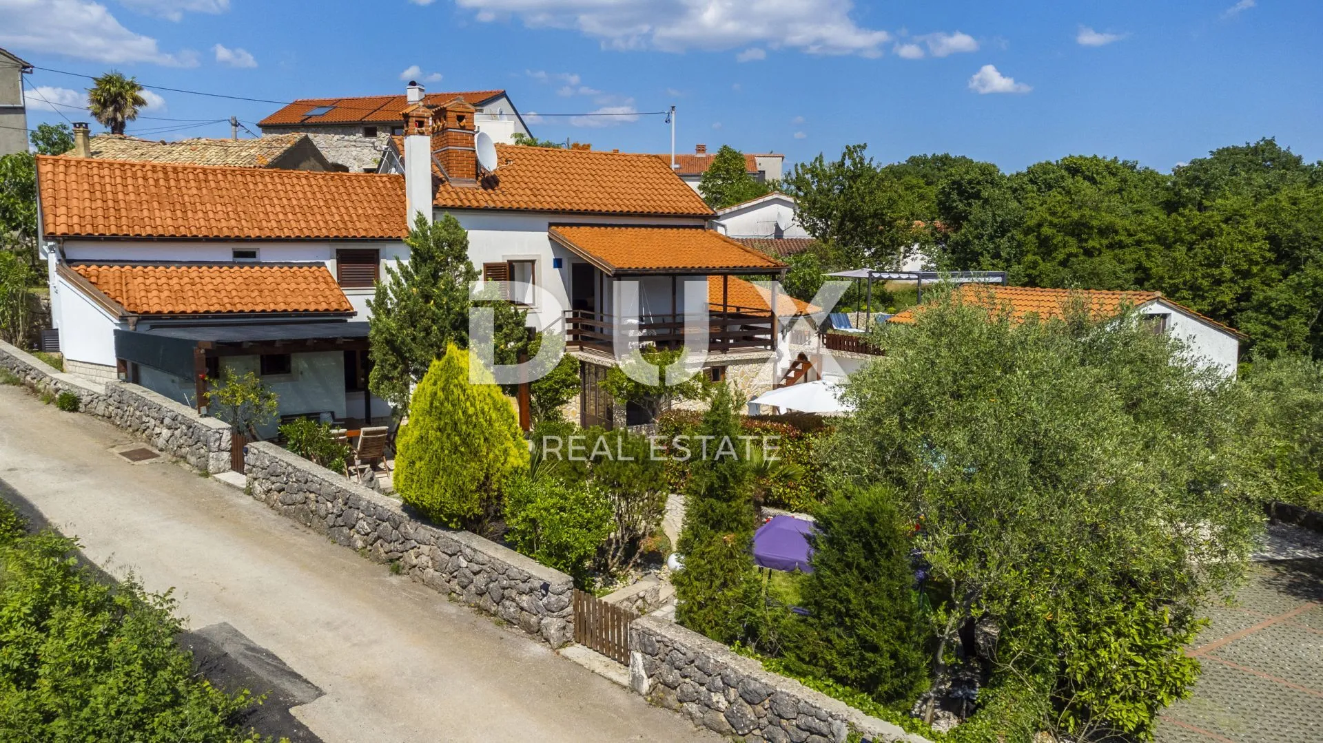 otok krk, vrbnik (okolica) - prilika! kuća s bazenom i jacuzzijem - slika 8
