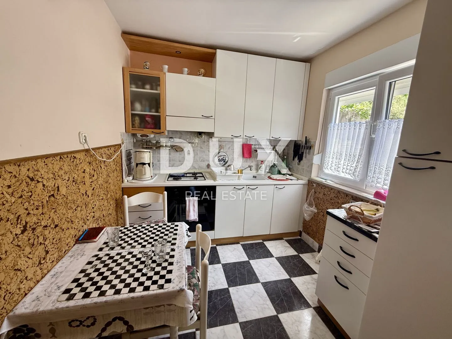 crikvenica - kuća u centru na 80 metara od mora! prilika! - slika 9