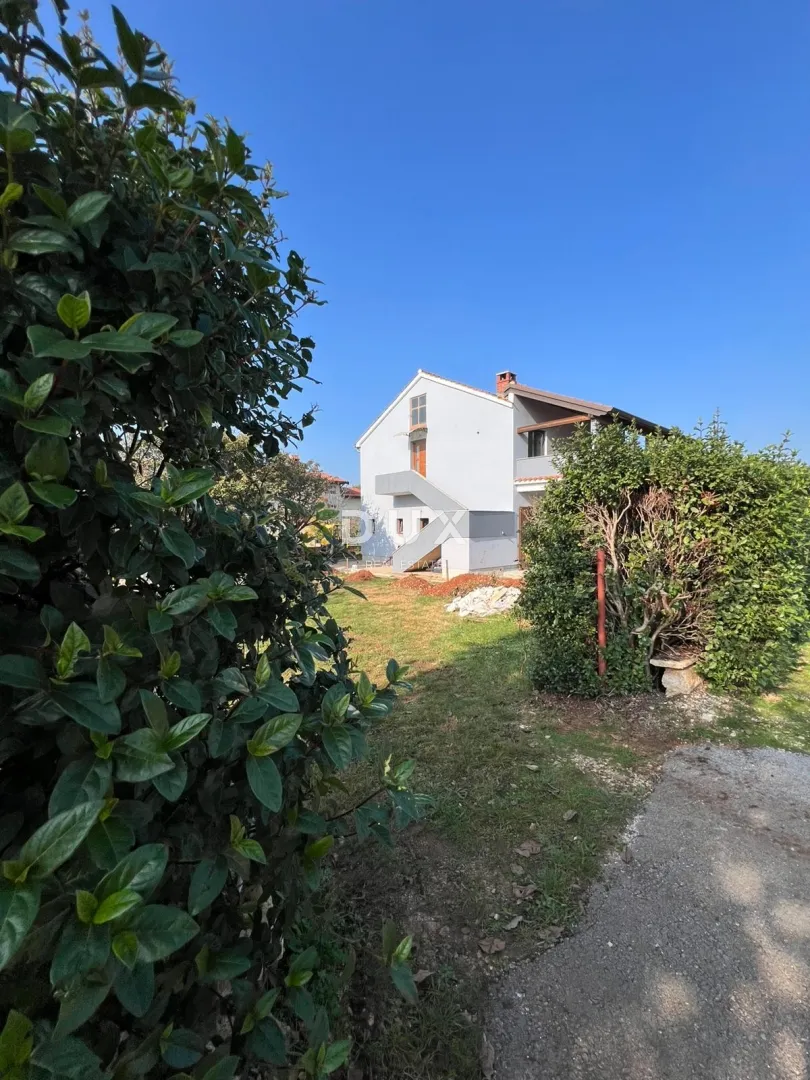 istra, poreč - prostrani renovirani stan s vrtom - slika 22