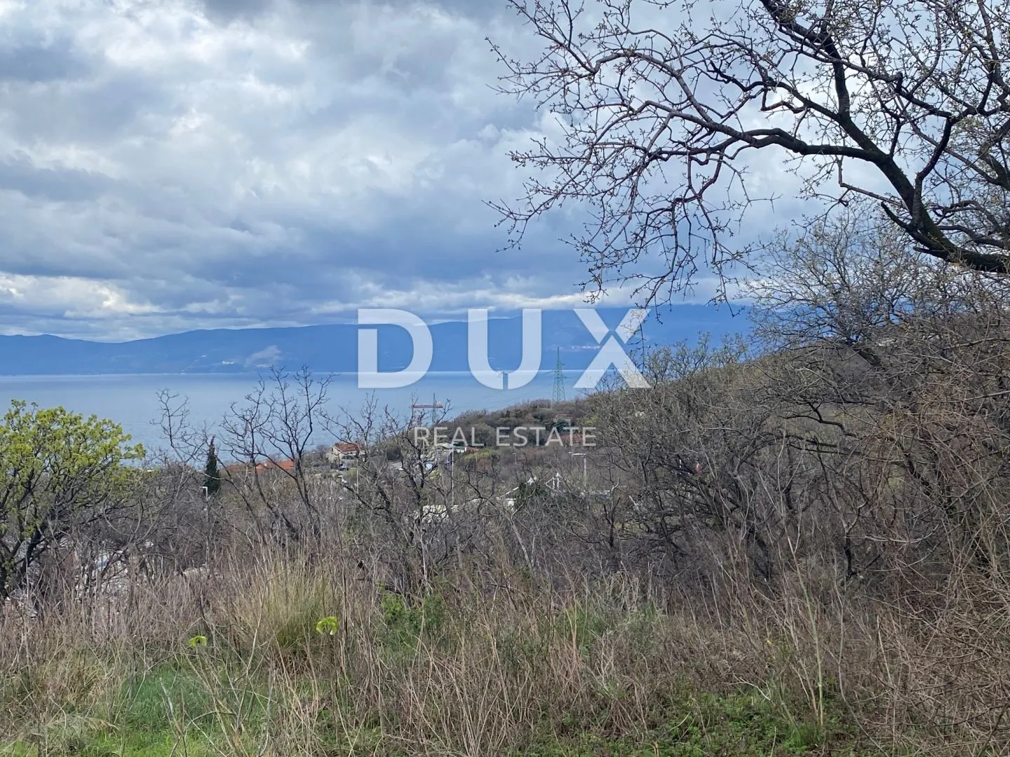 RIJEKA, KOSTRENA - građevinsko zemljište 1.053 m2 s pogledom na more za stambenu zgradu - stanove / apartmane / obiteljsku kuću / villu! PRILIKA!!! - Rožmanići, Kostrena