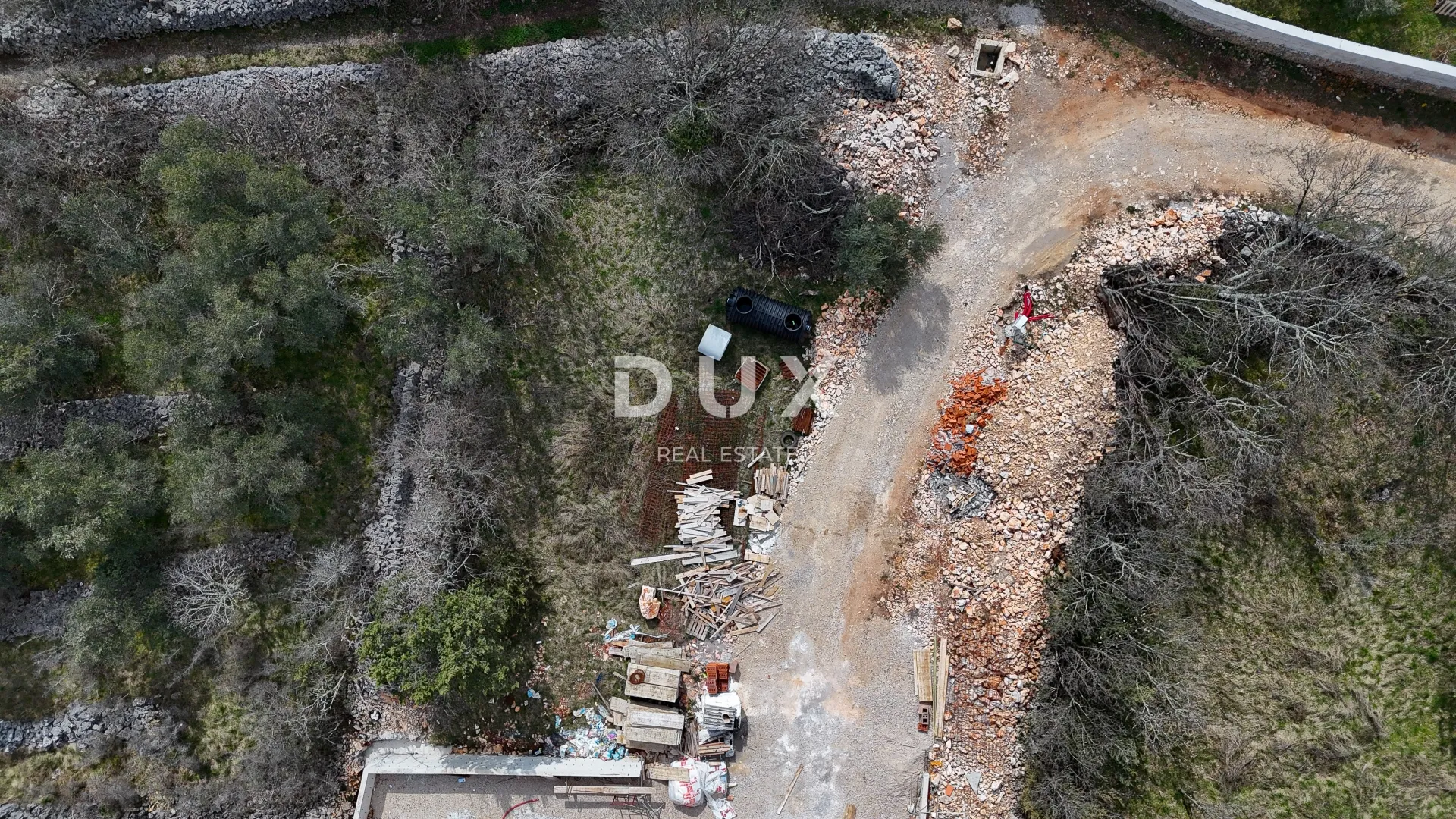 OTOK KRK, MALINSKA (okolica) - Građevinsko zemljište 540 m2, s projektom i plaćenim doprinosima - Sveti Anton, Malinska-Dubašnica