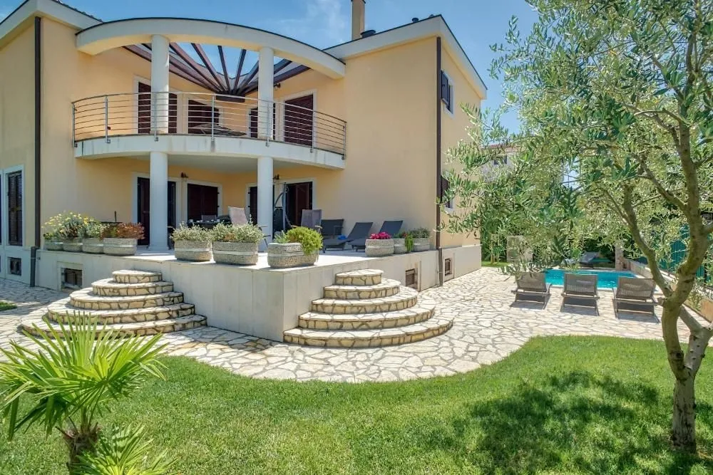 ISTRA, MEDULIN - Luksuzna klasična vila 50 metara od plaže