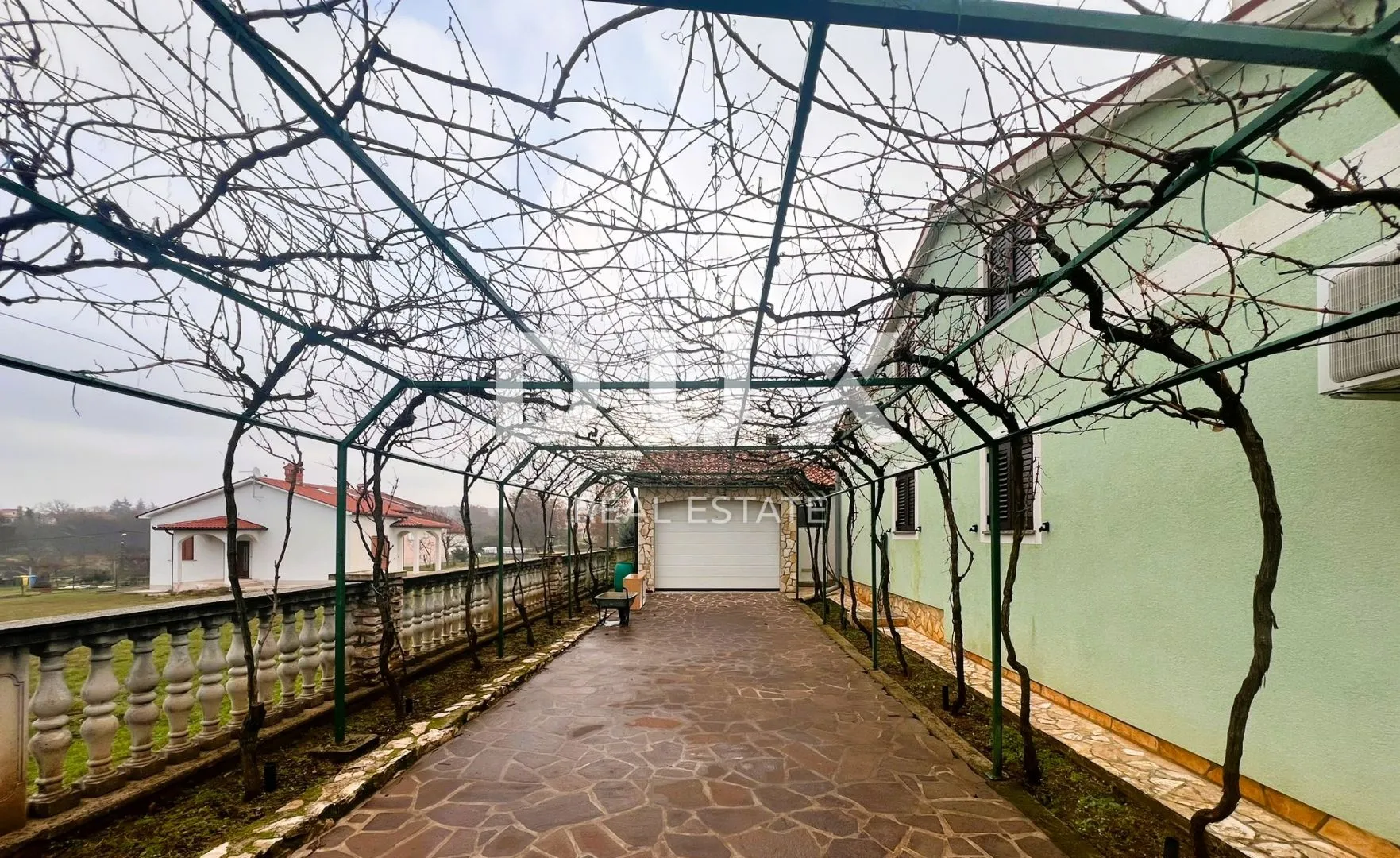istra,labin - prostrana kuća s bazenom - slika 3