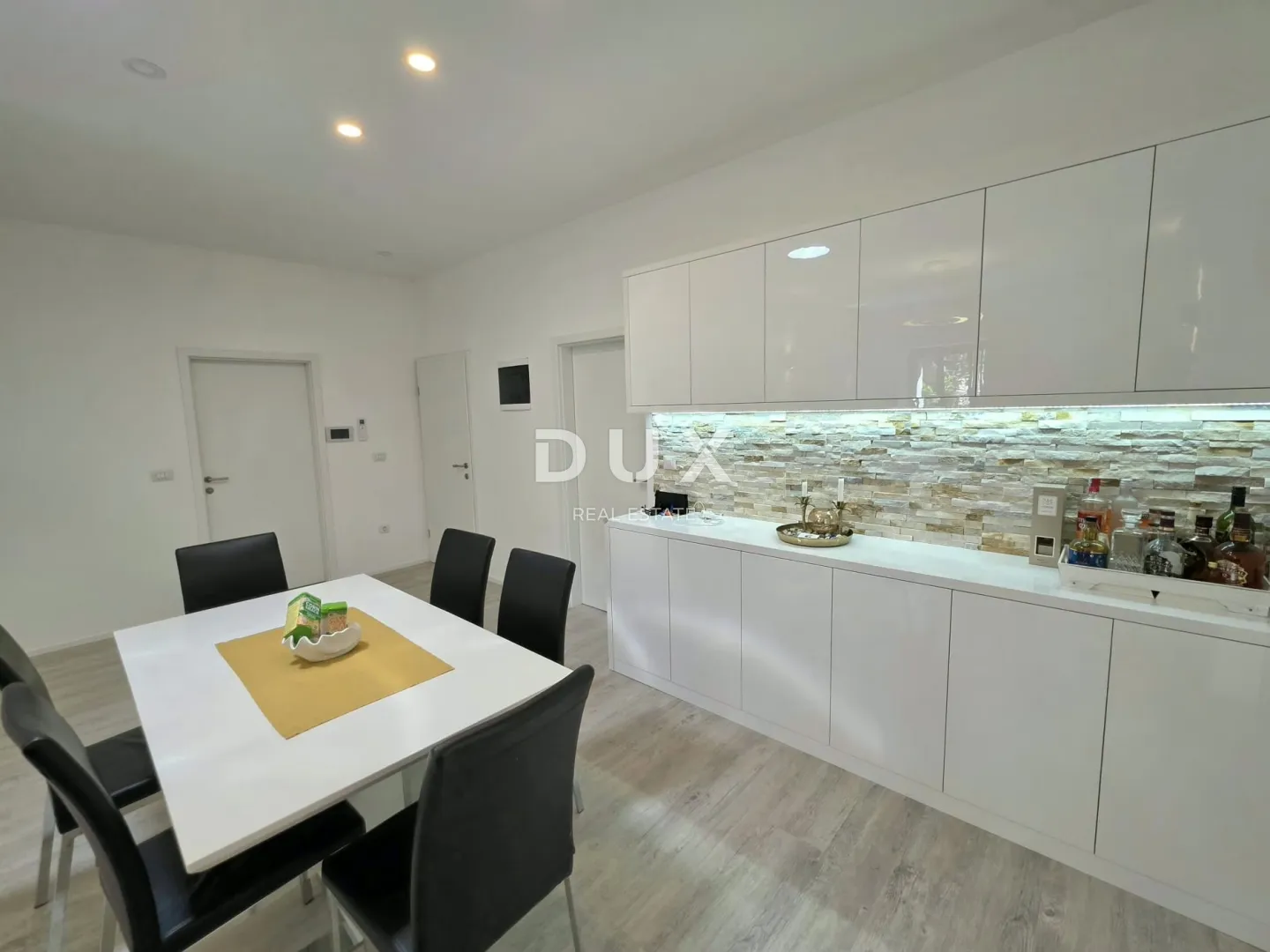 istra, poreč, 290.00 m2, pješačka zona, tri stana - slika 24