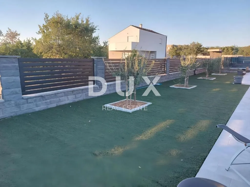 zadar, murvica - vila s bazenom i velikom okućnicom! - slika 26