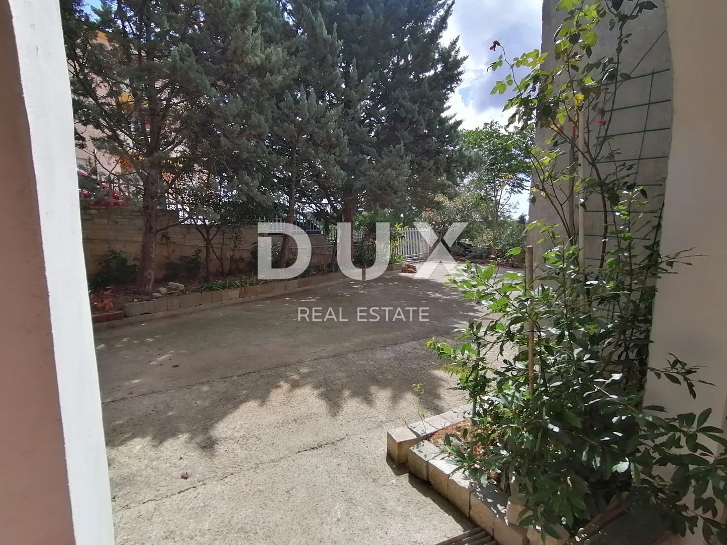 istra, pula - kuća sa tri stana i poslovnim prostorom! - slika 11