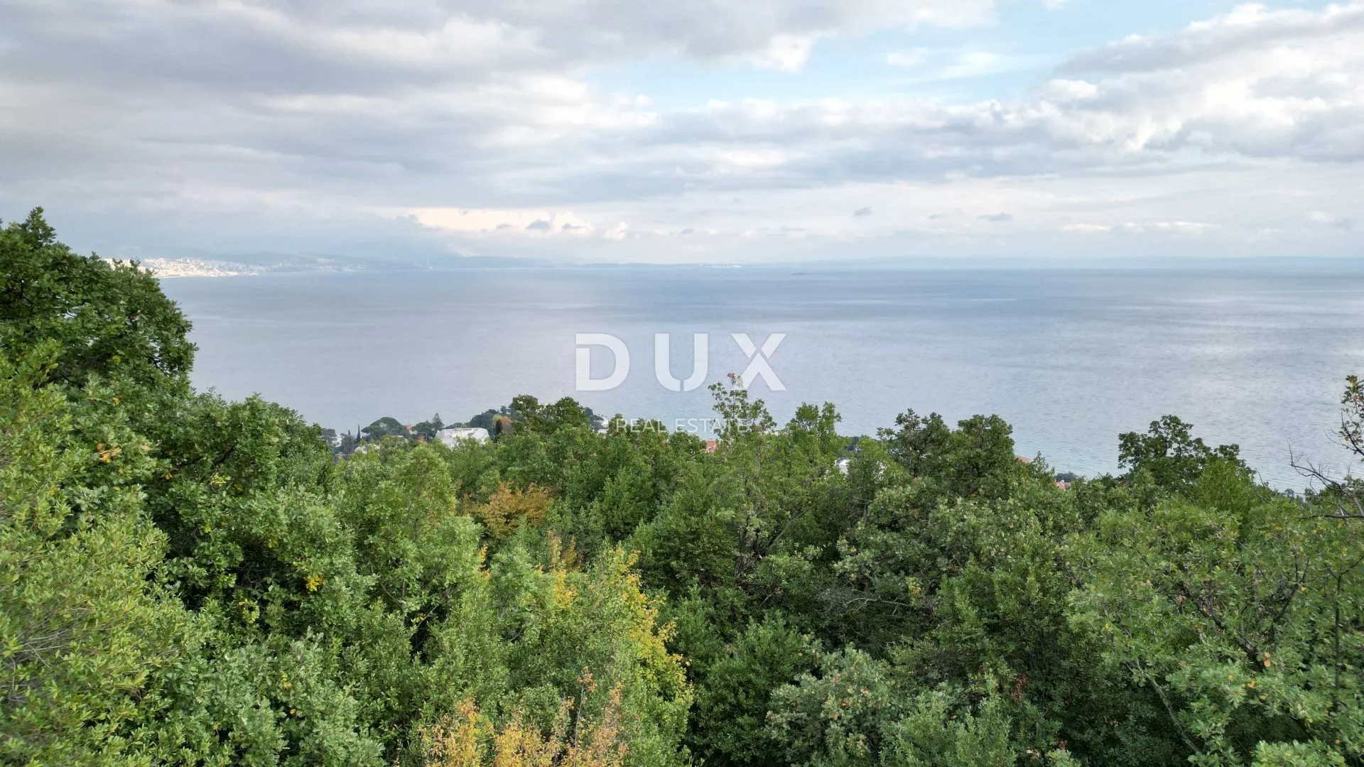 OPATIJA, CENTAR - građevinsko zemljište 950m2 s građ. dozvolom i panoramskim pogledom na more za obiteljsku kuću, villu, stambenu zgradu, stanove, apartmane, kuću za iznajmljivanje; odmor s bazenom