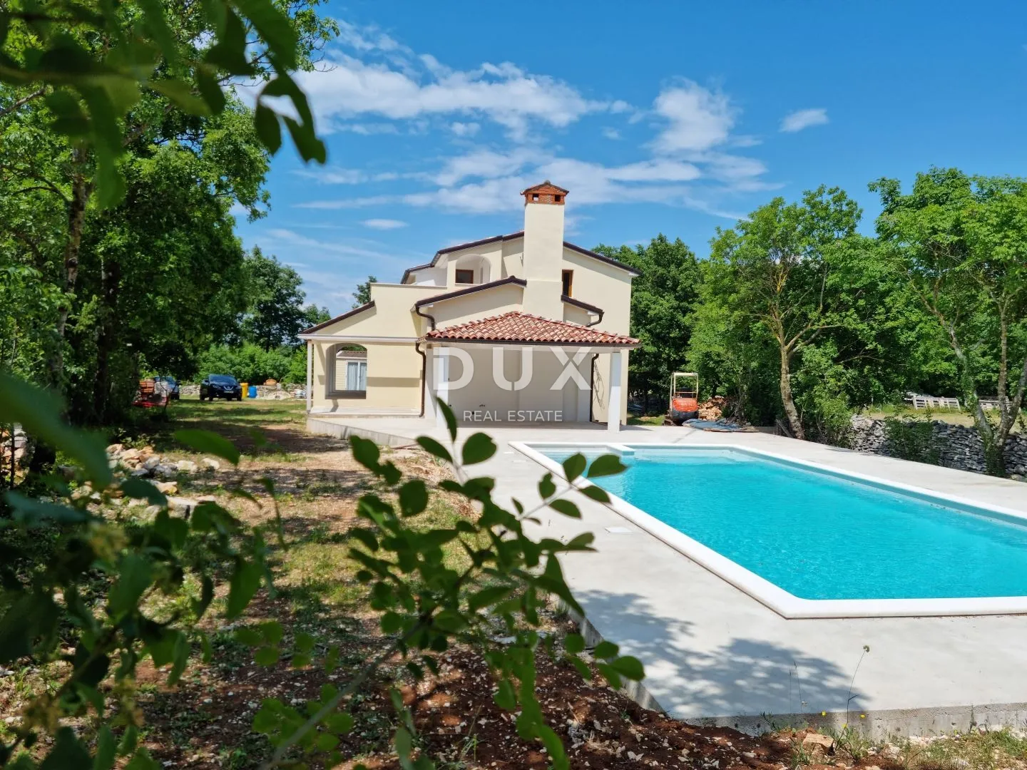 ISTRA, SVETI PETAR U ŠUMI - Prekrasna vila na prostranoj okućnicom!