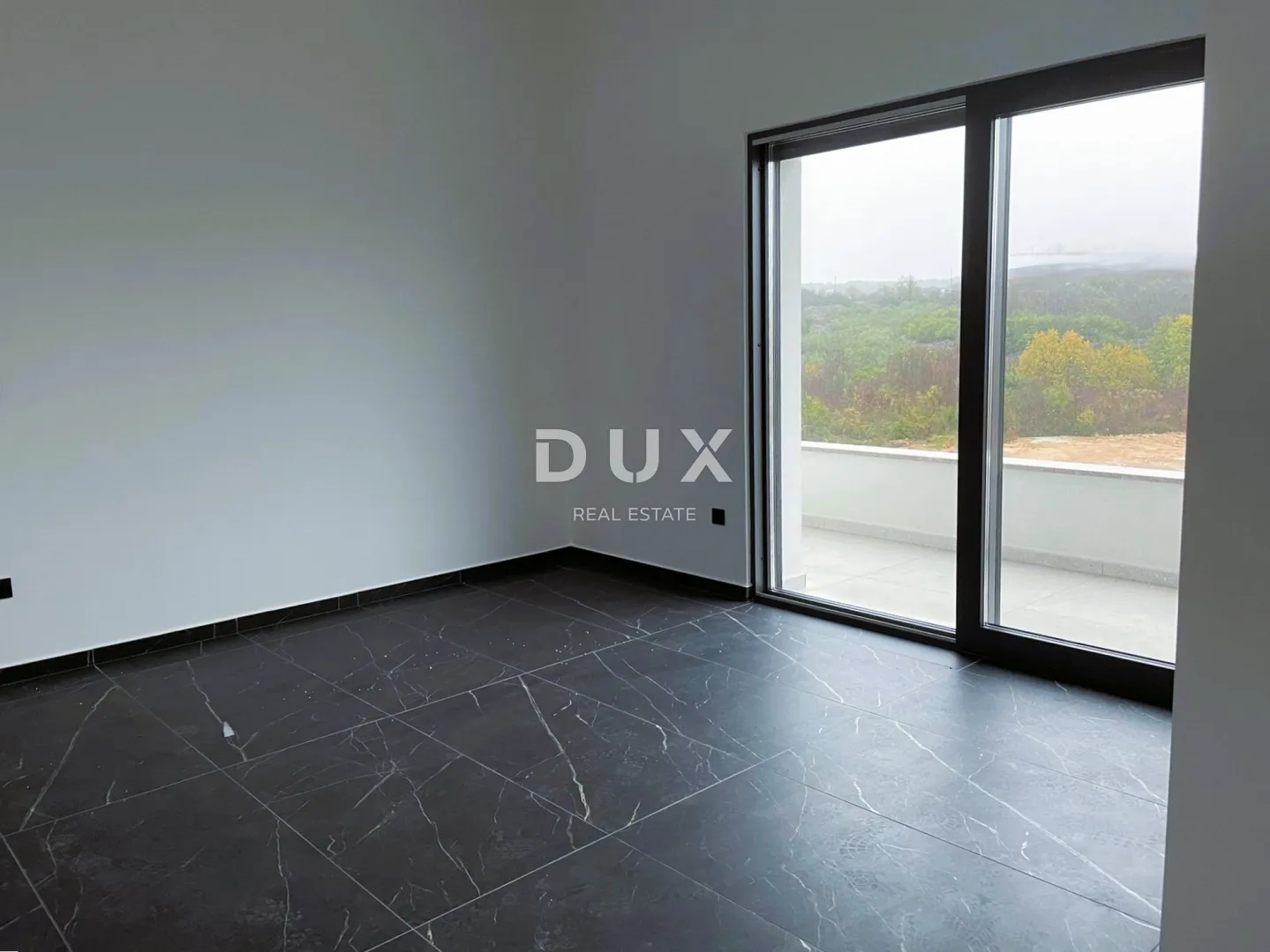 otok krk, grad krk - moderan penthouse od 100 m2 - slika 19