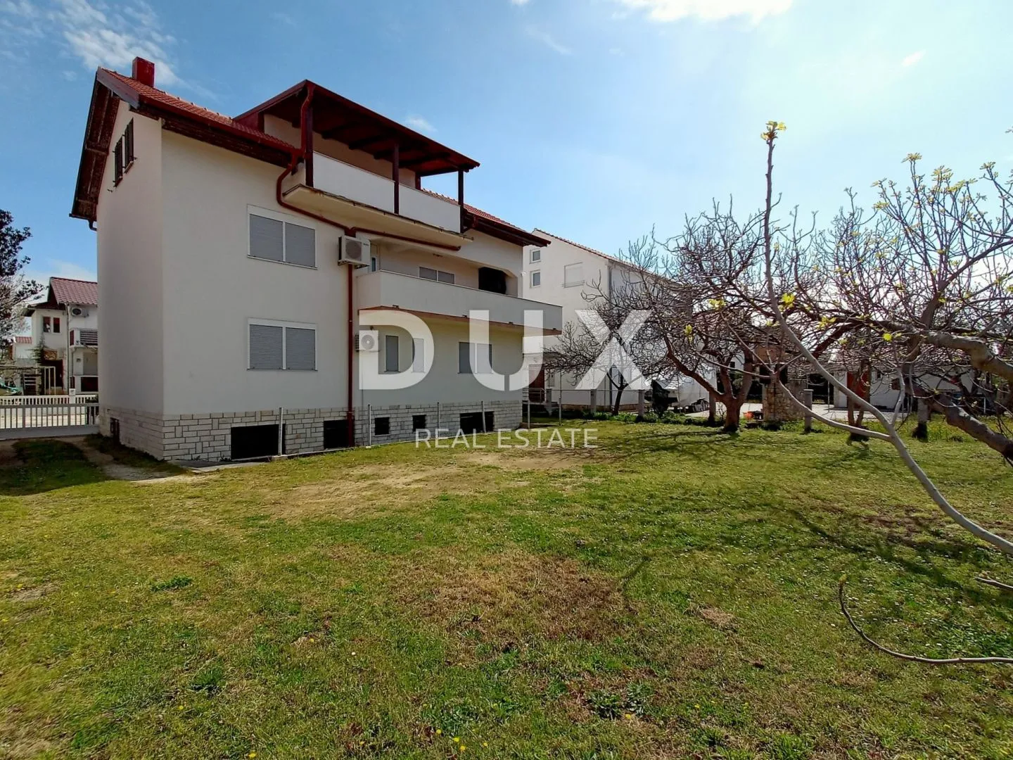 ZADAR, SABUNIKE - Prostrana apartmanska kuća s velikom okućnicom - Sabunike, Privlaka