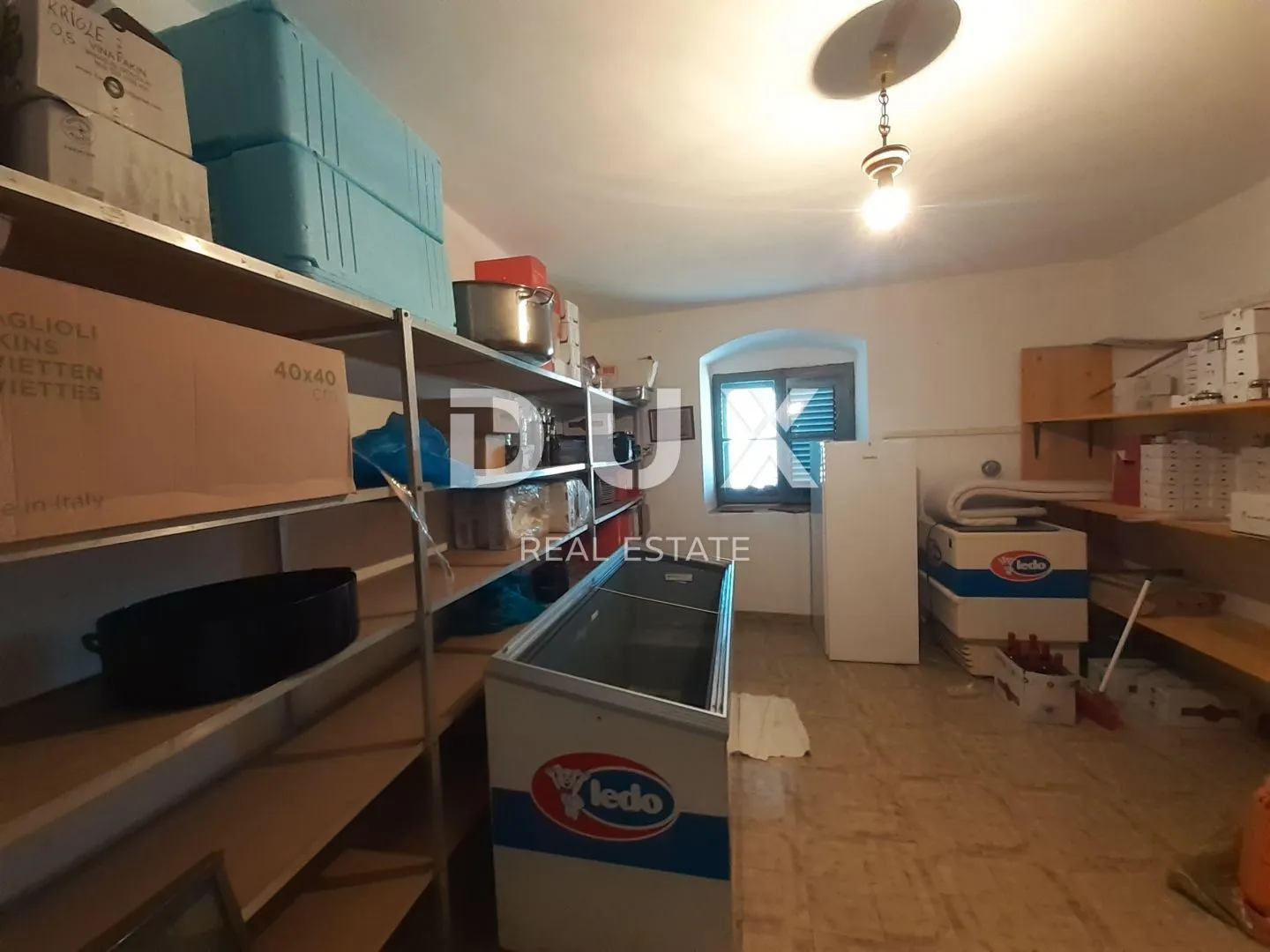 istra, motovun - višekatnica u centru motovuna - slika 5