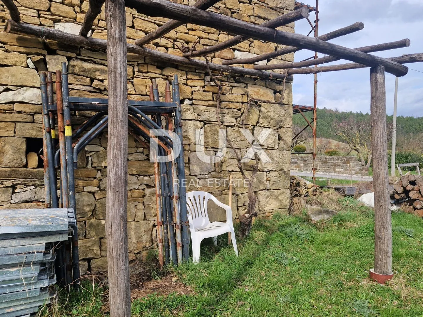 istra, cerovlje - samostojeća kamena zgrada - slika 17