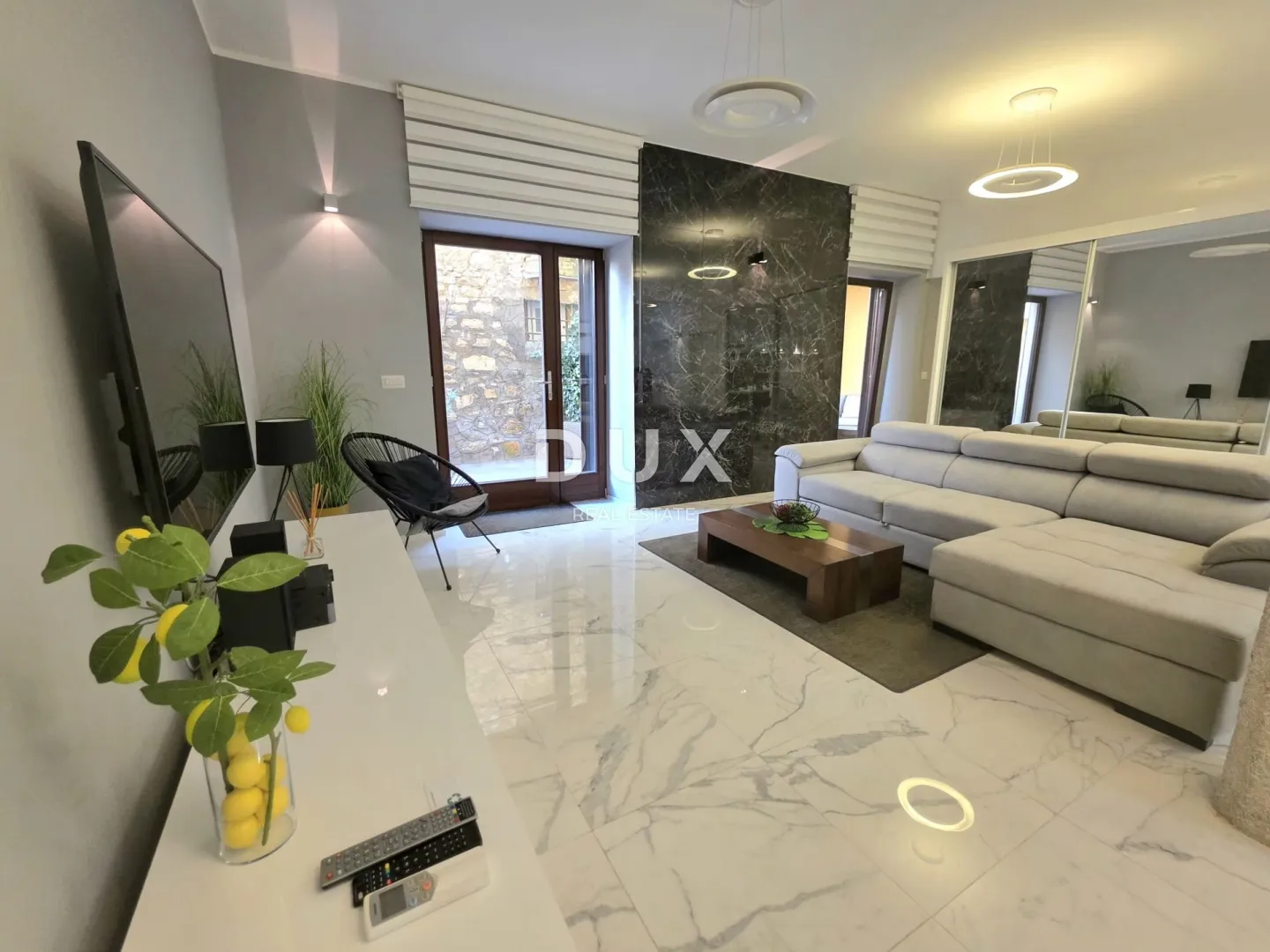 Istra, Poreč, 290.00 m2, pješačka zona, tri stana