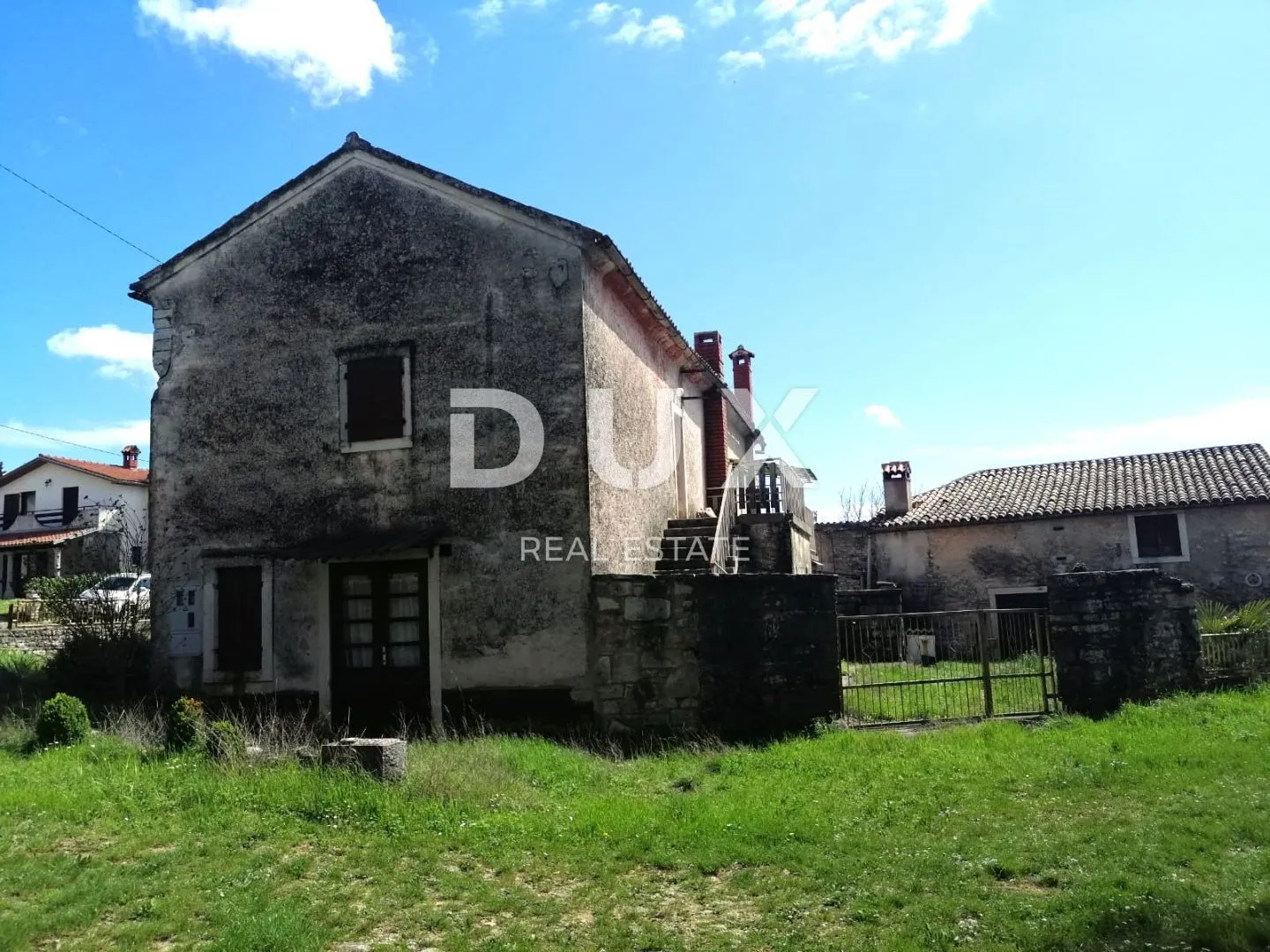 istra, žminj 3 kuće za adaptaciju + konoba + 2 garaže - slika 2