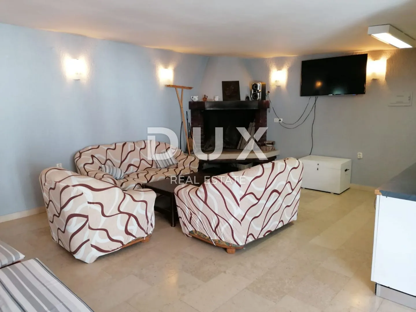 istra, pula - velika obiteljska kuća s 2 apartmana, konobom i garažom - slika 14