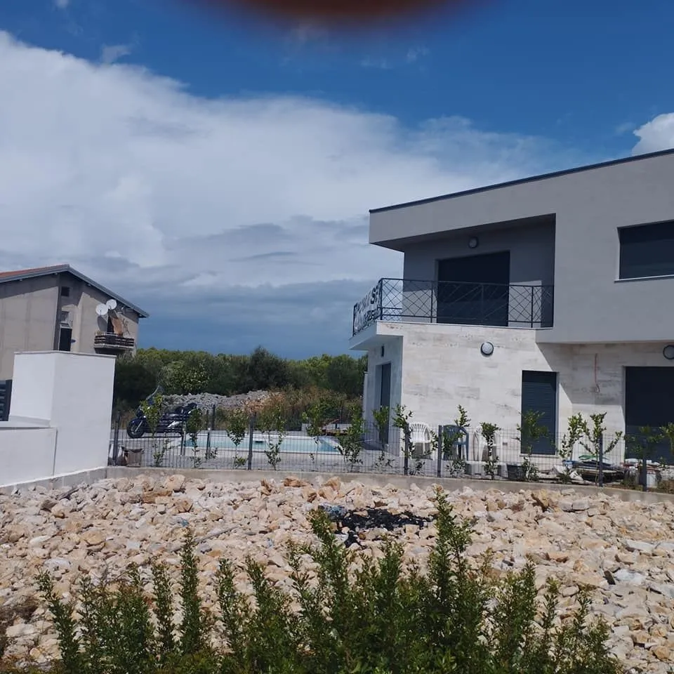 šibenik(okolica) - moderna novogradnja 200 metara od mora - slika 3