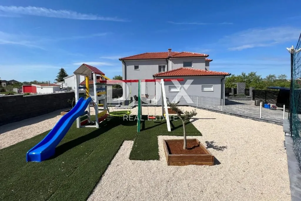 zadar, murvica - vila s bazenom i velikom okućnicom! - slika 29