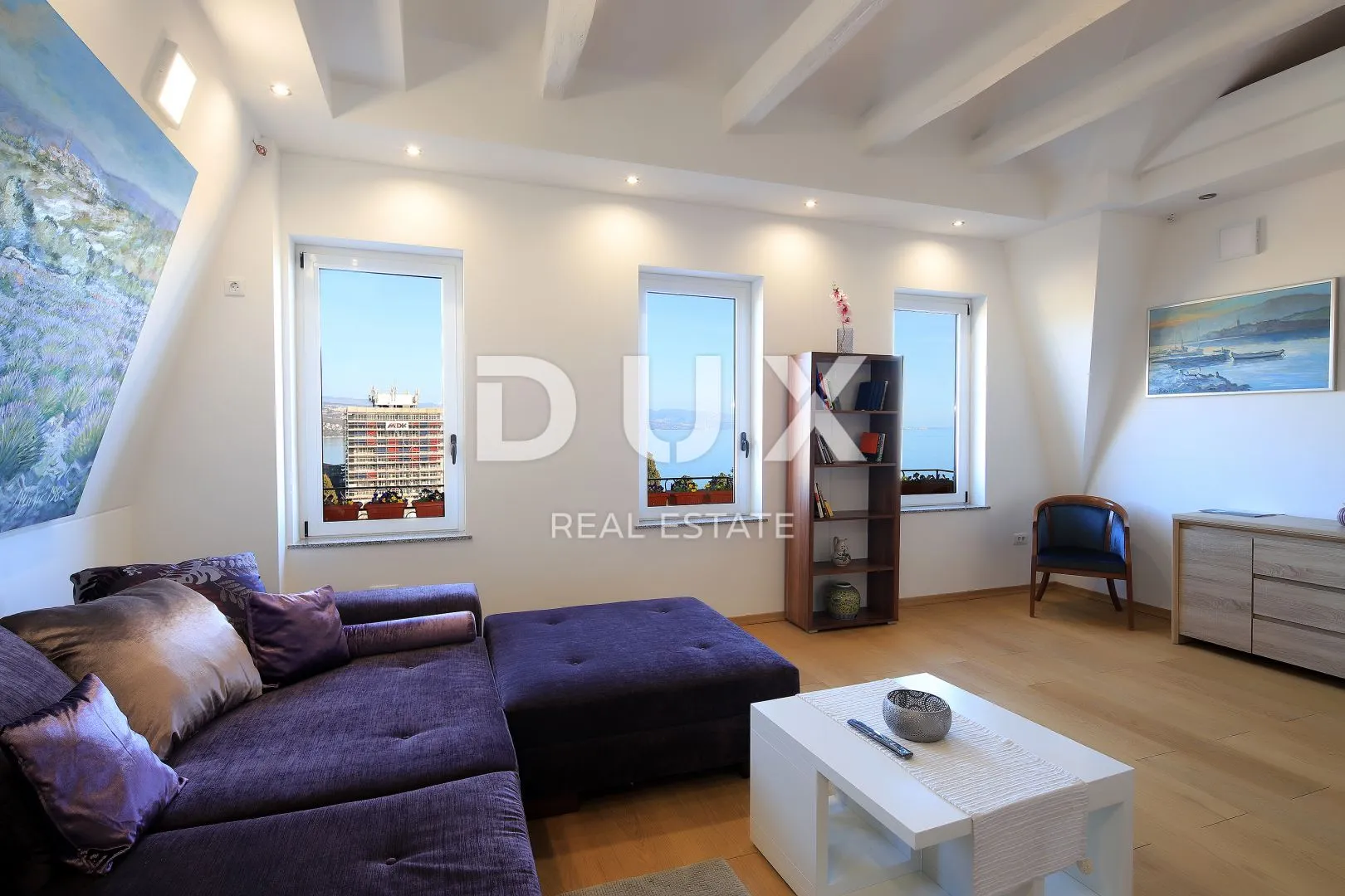 OPATIJA-CENTAR za najam nudimo ovu vrhunsku elegantnu i profinjenu nekretninu s panoramskim pogledom na more