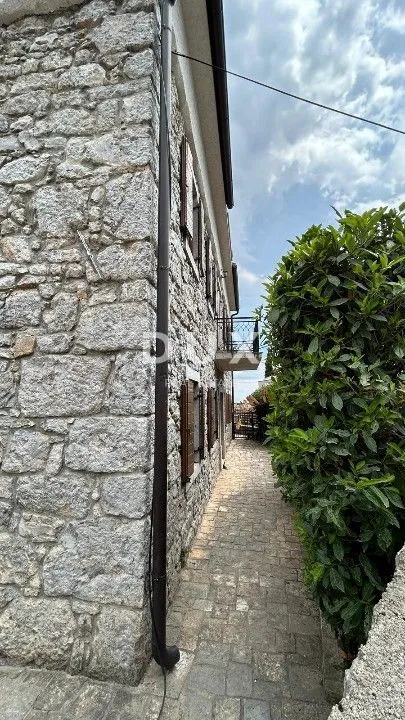 rijeka, srdoči - kuća sa tri stambene jedinice - slika 29