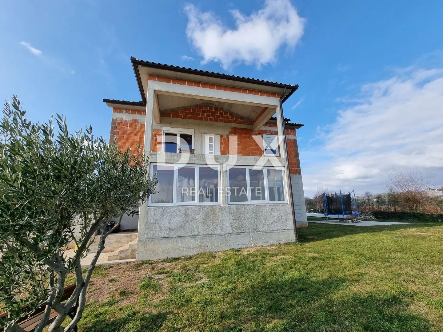 ISTRA, MARČANA Stambeno-poslovna zgrada na velikoj okućnici - NOVOGRADNJA!